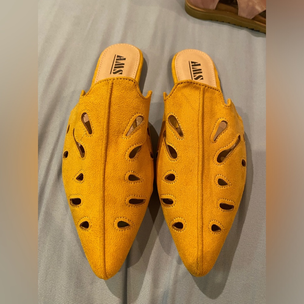 NWOB Mustard Suede Dress Flats AMS Size 9